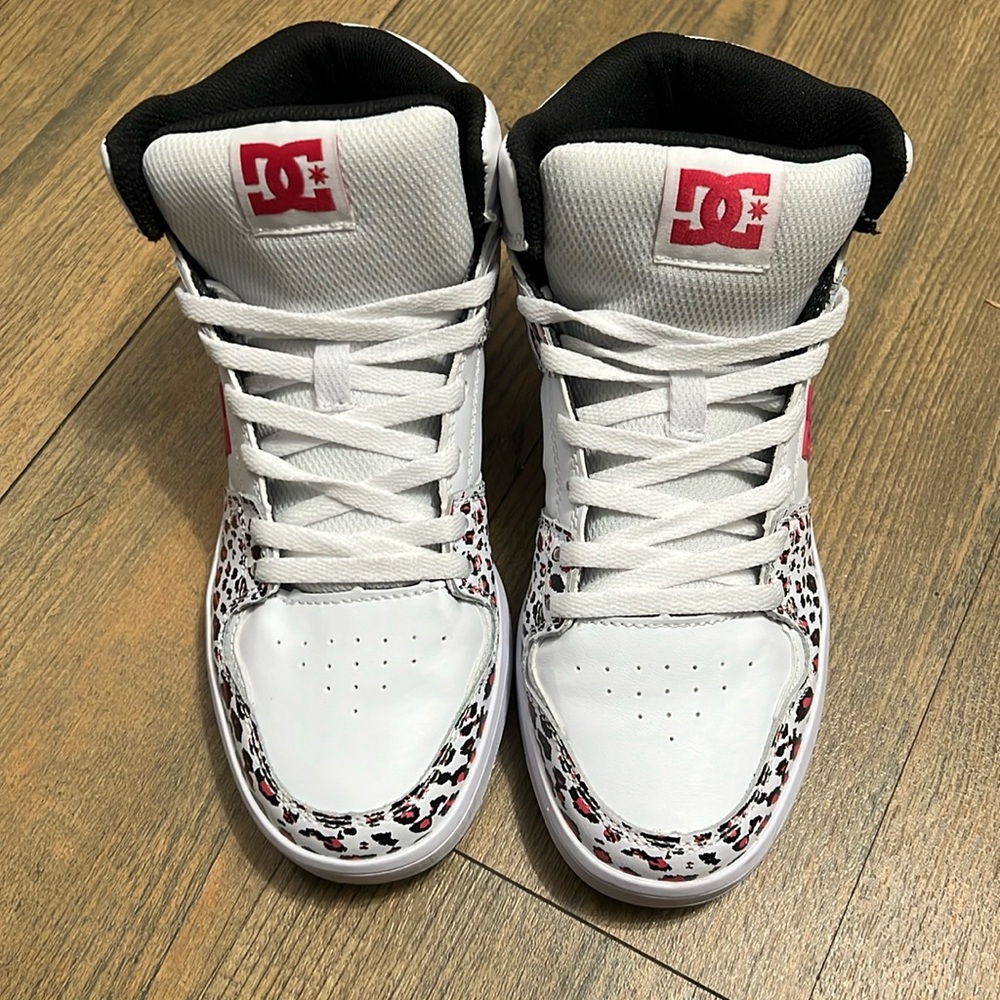 NWOT Women’s DC Hightop Sneakers Size 6